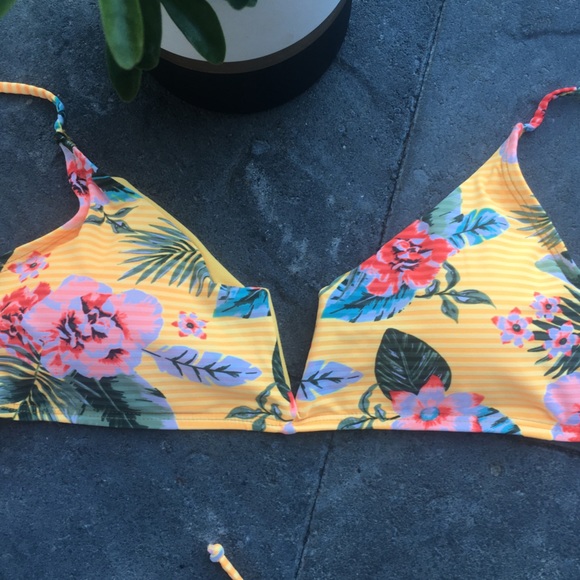 NWT bikini top from Ardene - Picture 2 of 8